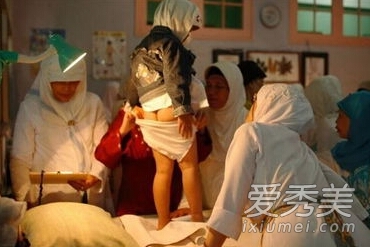 非洲少女遭割礼保处女之身 画面残忍令人发指
