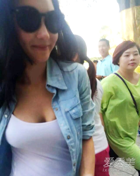 张柏芝穿低胸装亮相 大秀好身材力证未怀孕