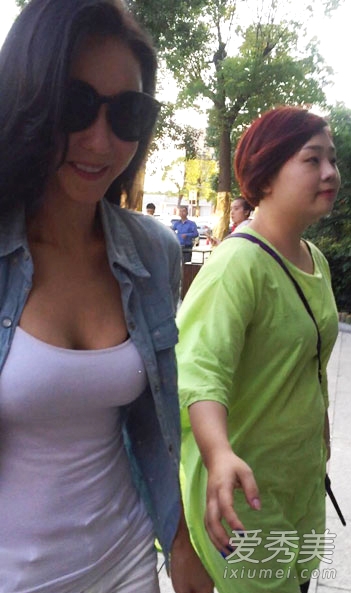 张柏芝穿低胸装亮相 大秀好身材力证未怀孕