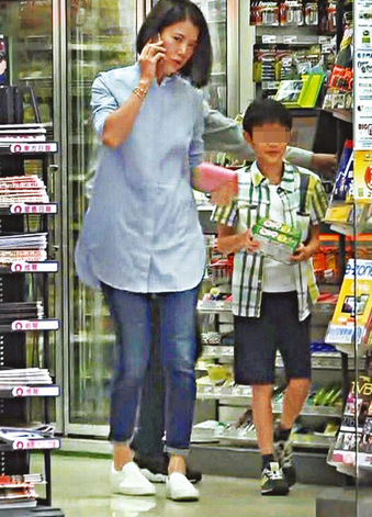 袁咏仪带儿子逛街 8岁魔童正面照罕见曝光_张智霖儿子