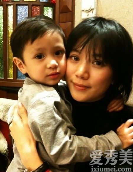 袁咏仪带儿子逛街 8岁魔童正面照罕见曝光_张智霖儿子