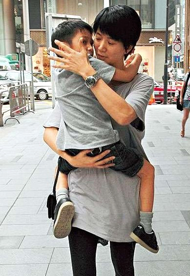 袁咏仪带儿子逛街 8岁魔童正面照罕见曝光_张智霖儿子