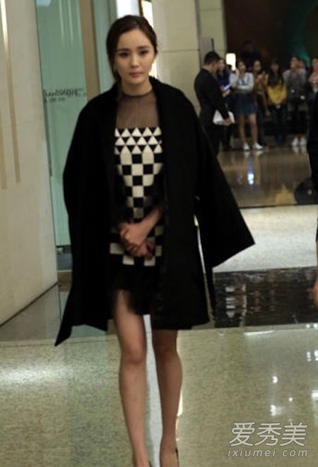 杨幂否认婚变传闻 辣妈街拍时尚养眼_杨幂街拍2015