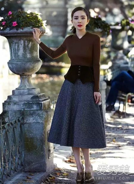 杨幂否认婚变传闻 辣妈街拍时尚养眼_杨幂街拍2015