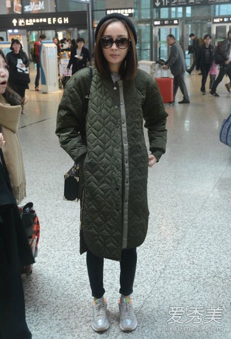 杨幂否认婚变传闻 辣妈街拍时尚养眼_杨幂街拍2015