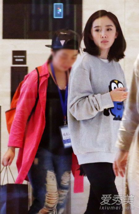 杨幂否认婚变传闻 辣妈街拍时尚养眼_杨幂街拍2015