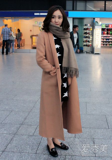 杨幂否认婚变传闻 辣妈街拍时尚养眼_杨幂街拍2015