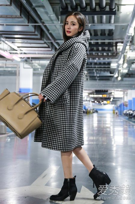 杨幂否认婚变传闻 辣妈街拍时尚养眼_杨幂街拍2015