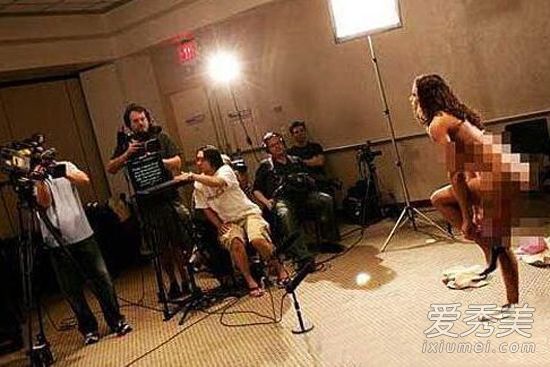 国外女主播为收视率真心拼 全裸露胸无下限_女主播走光