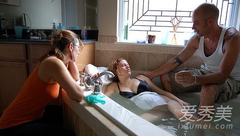 母亲太伟大 实拍国外孕妇水中产子全过程_水中分娩图片