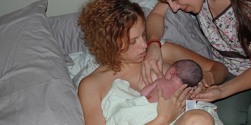 母亲太伟大 实拍国外孕妇水中产子全过程_水中分娩图片