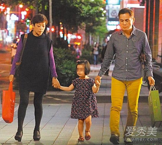 61岁罗大佑牵3岁女儿出街 男人高龄生育好吗_高龄备孕注意事项