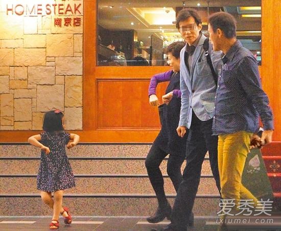 61岁罗大佑牵3岁女儿出街 男人高龄生育好吗_高龄备孕注意事项