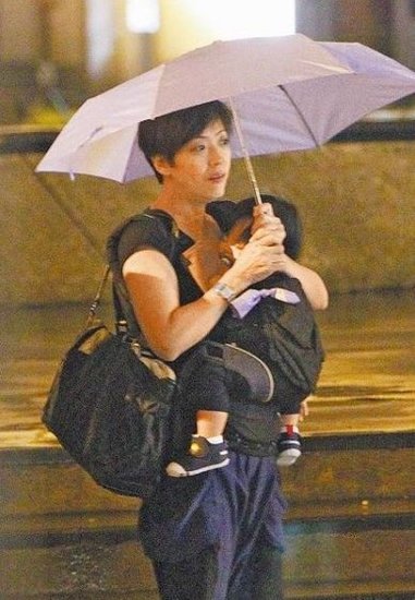 61岁罗大佑牵3岁女儿出街 男人高龄生育好吗_高龄备孕注意事项