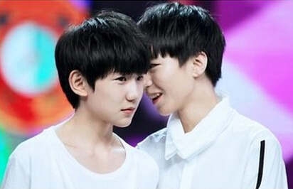 TFBOYS粉丝争地盘 王俊凯王源后援团互撕横幅_TFBOYS成员