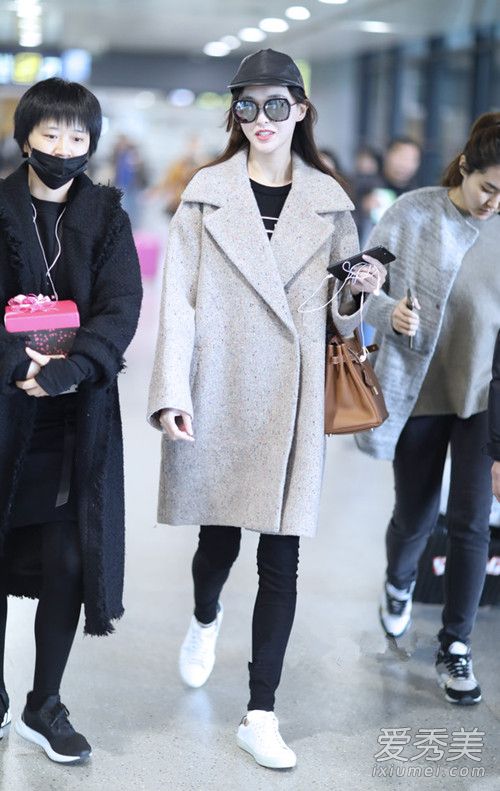 唐嫣最新机场街拍 示范冬季极简穿搭_唐嫣街拍图片