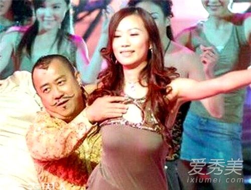 秦岚惨被袭胸 当红女星惨遭摸胸性骚扰尴尬瞬间_女星被袭胸