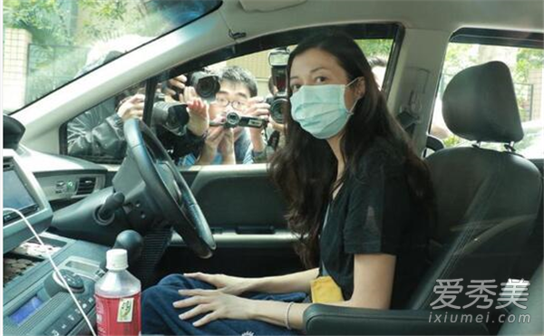 刘嘉玲避谈成龙 刘嘉玲为什么避谈成龙 成龙家到底发生什么了