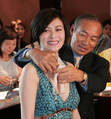 刘銮雄高尔夫球事件 关之琳真的被塞球了吗