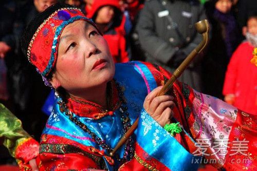 给媒人红包多少合适 答谢媒人送什么礼物好