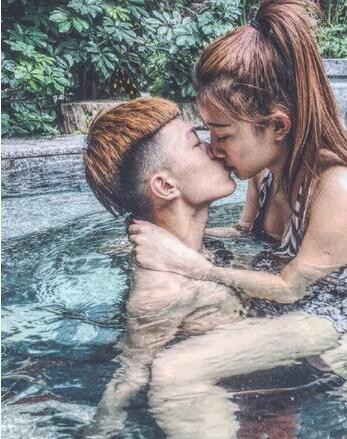 小伊伊个人资料微博快手id简介 小伊伊牌牌琦泳池照片