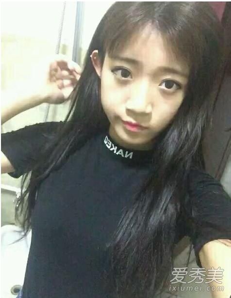 小伊伊个人资料微博快手id简介 小伊伊牌牌琦泳池照片