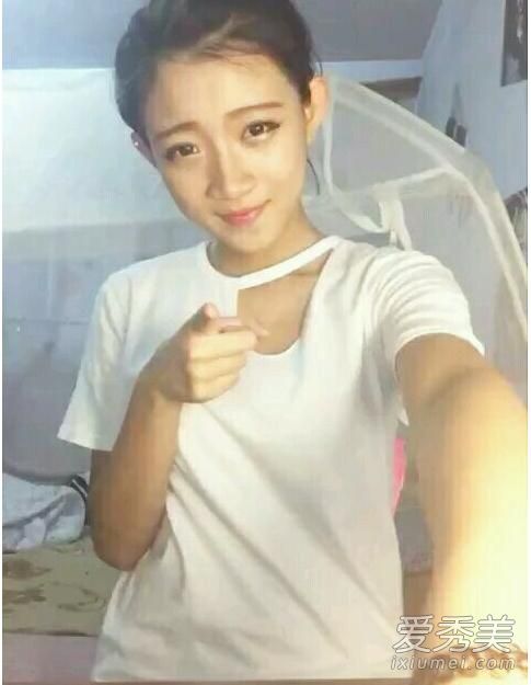 小伊伊个人资料微博快手id简介 小伊伊牌牌琦泳池照片