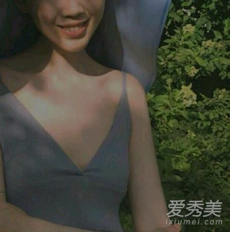 Ů���Ǳ��ǹ�ͼƬ �ұ����ڰ��µ�Ů����