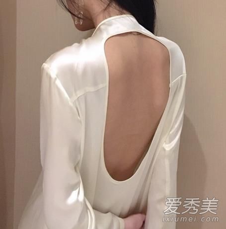 Ů���Ǳ��ǹ�ͼƬ �ұ����ڰ��µ�Ů����