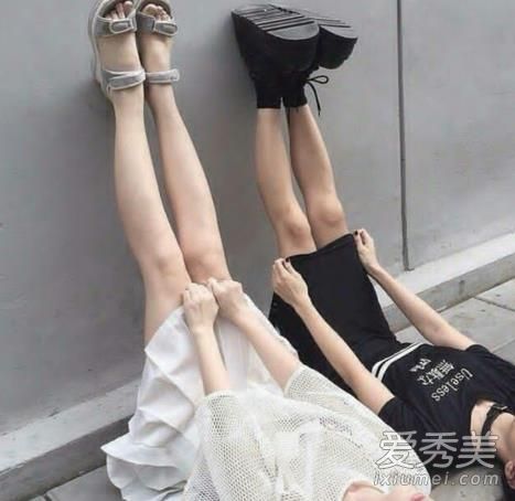 Ů���Ǳ��ǹ�ͼƬ �ұ����ڰ��µ�Ů����