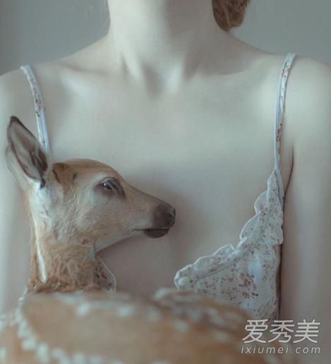 Ů���Ǳ��ǹ�ͼƬ �ұ����ڰ��µ�Ů����