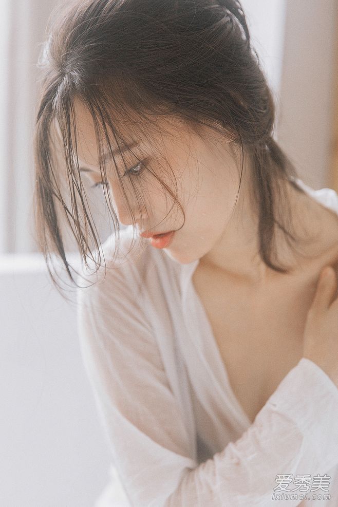 Ů����ս�޵���¶�� ���͸��װ¶