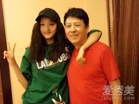 关晓彤的爸爸是谁 关晓彤爸爸照片个人资料演过的电视剧