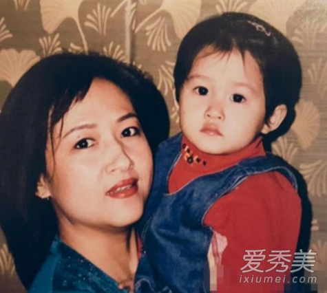 关晓彤妈妈是谁 关晓彤妈妈照片李君资料年龄微博