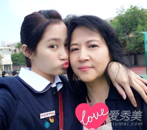 关晓彤妈妈是谁 关晓彤妈妈照片李君资料年龄微博