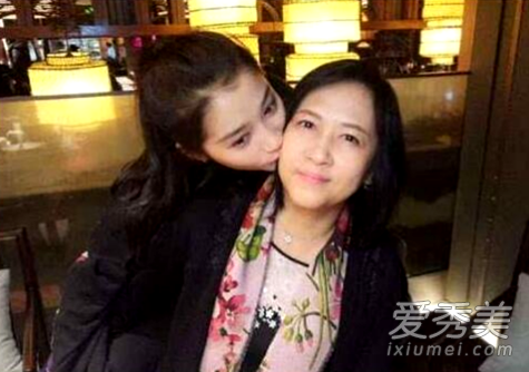 关晓彤妈妈是谁 关晓彤妈妈照片李君资料年龄微博