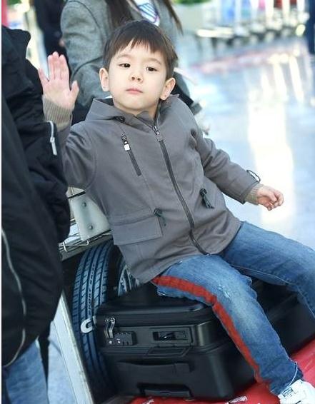 嗯哼向记者问好是怎么回事 嗯哼真名叫什么