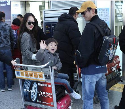 嗯哼向记者问好是怎么回事 嗯哼真名叫什么