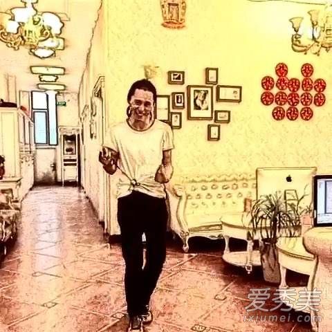 左手六右手七什么意思 左手六右手七左肩高右肩低左脚画圈右脚踢