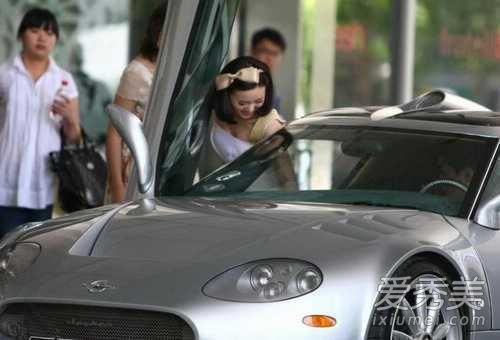 ��������С����������֣ˬ ��һ�˸�����Ů����ͬ�Ժձ���