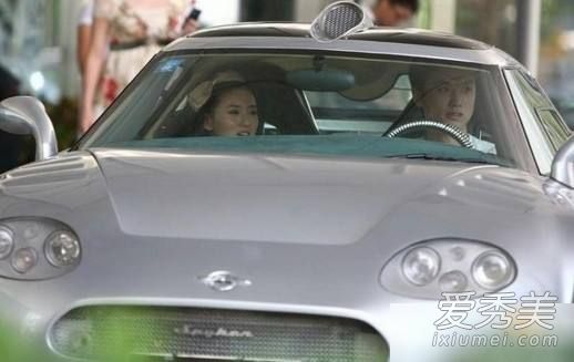 ��������С����������֣ˬ ��һ�˸�����Ů����ͬ�Ժձ���