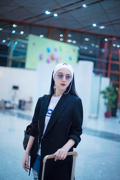 拿李冰冰照片给范冰冰签是怎么回事 范冰冰被认李冰冰是什么情况