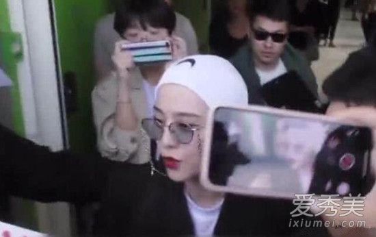 拿李冰冰照片给范冰冰签是怎么回事 范冰冰被认李冰冰是什么情况