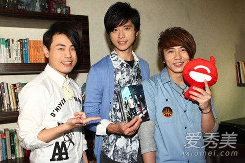 抖音向左向右向前向后是什么歌 向左向右向前向后歌名是什么歌词介绍