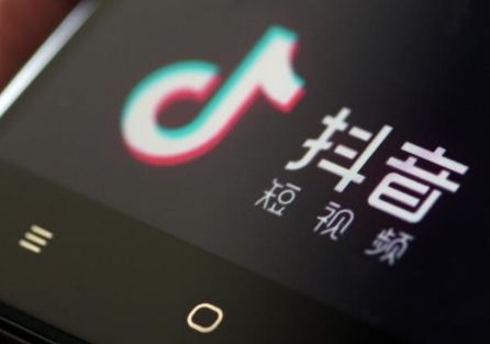 抖音一百万一个坑完哪个是什么歌 一百万一个坑完哪个泰国歌叫什么