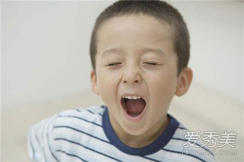 打哈欠为什么会流眼泪 打哈欠流眼泪是怎么回事