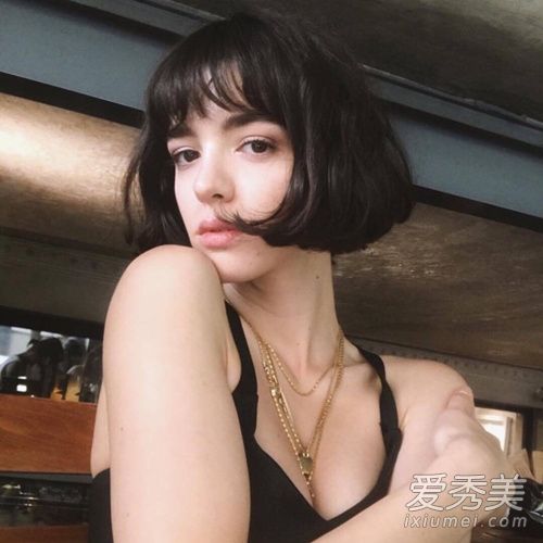如何自己剪发尾 自己剪发尾的简单方法