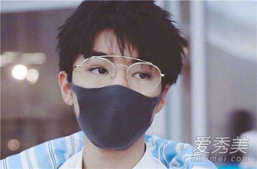 王俊凯被摸腰 背后原因惹怒粉丝