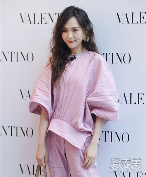 唐嫣隔玻璃比心 这到底是个什么梗?