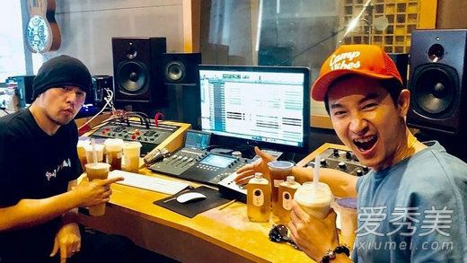 惊呆!周杰伦开始录歌了 这究竟是什么梗